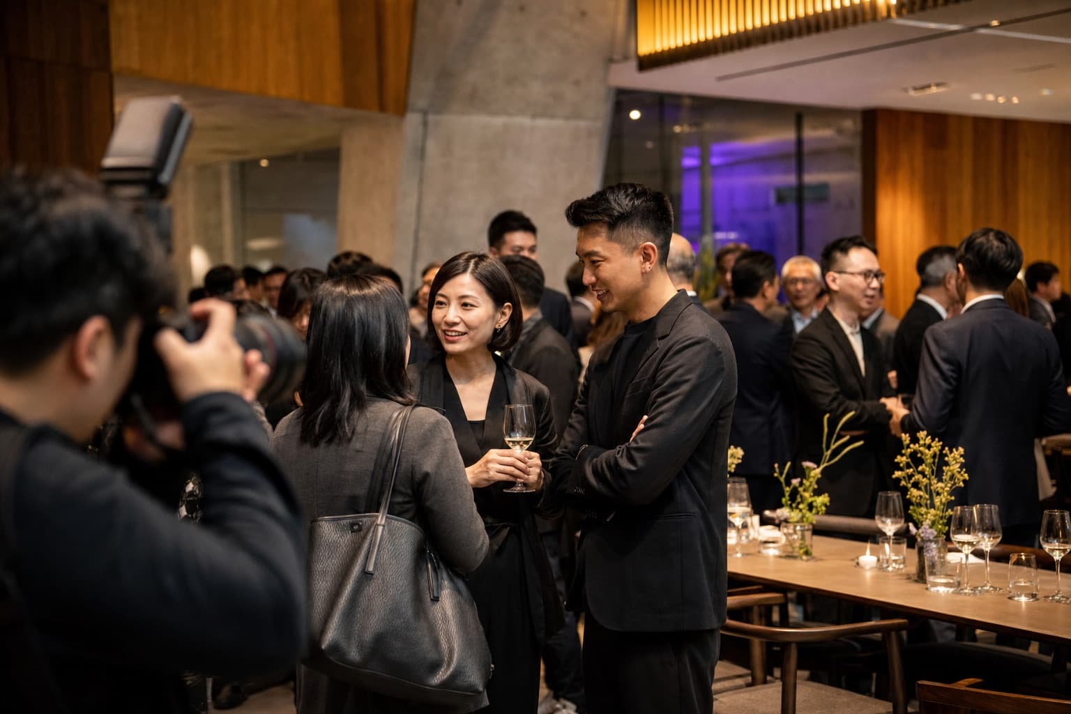 AI 生成的企業交流酒會攝影情境示意，來賓在會場自然交談